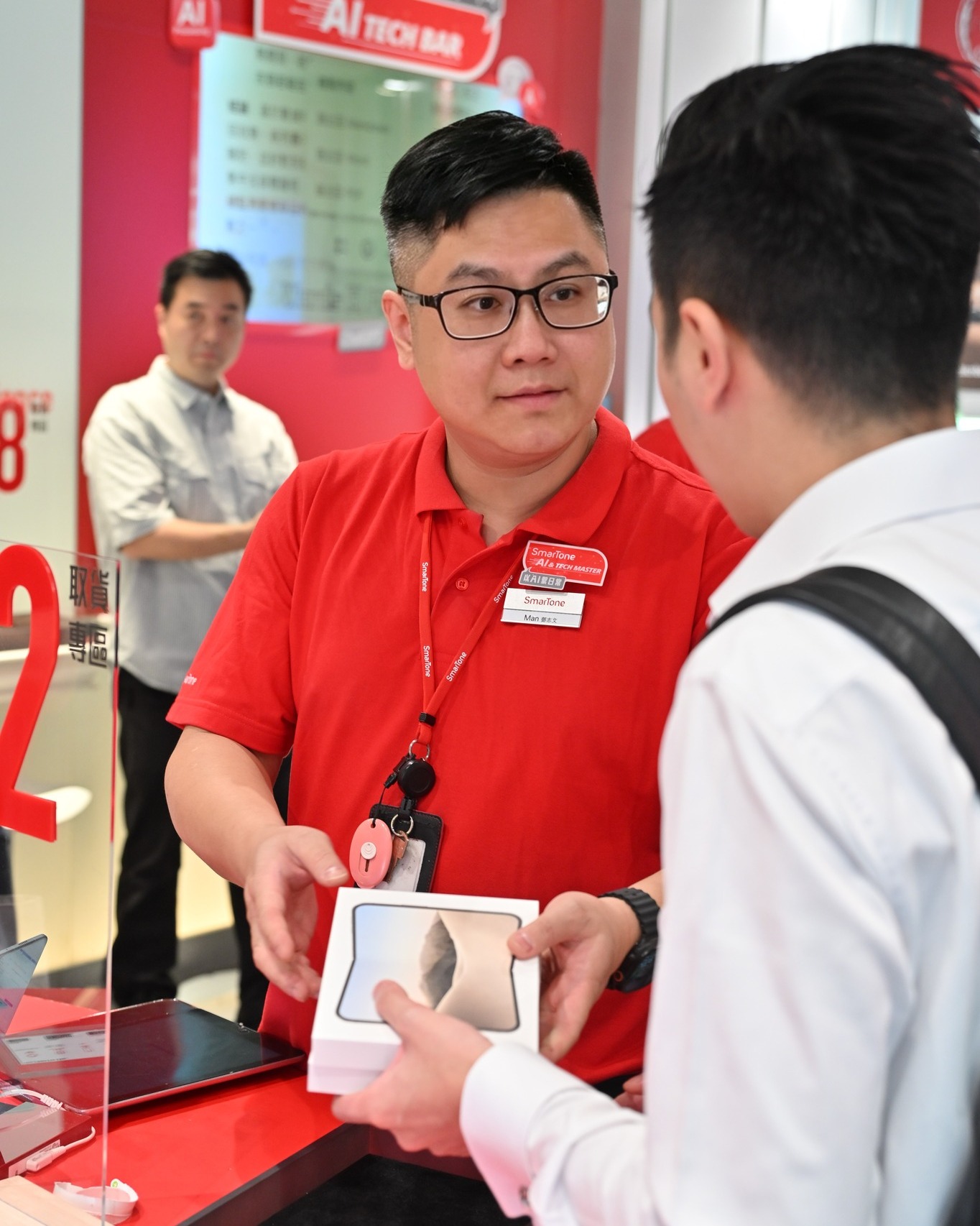 smartone — iPhone Duo with up to HK$4,000 off device price on SmarTone 5G plans, plus up to HK$6,700 trade-in credit, free screen protection, HK$500 iPad/accessory discount, and 36-month interest-free installment on Apple Watch.