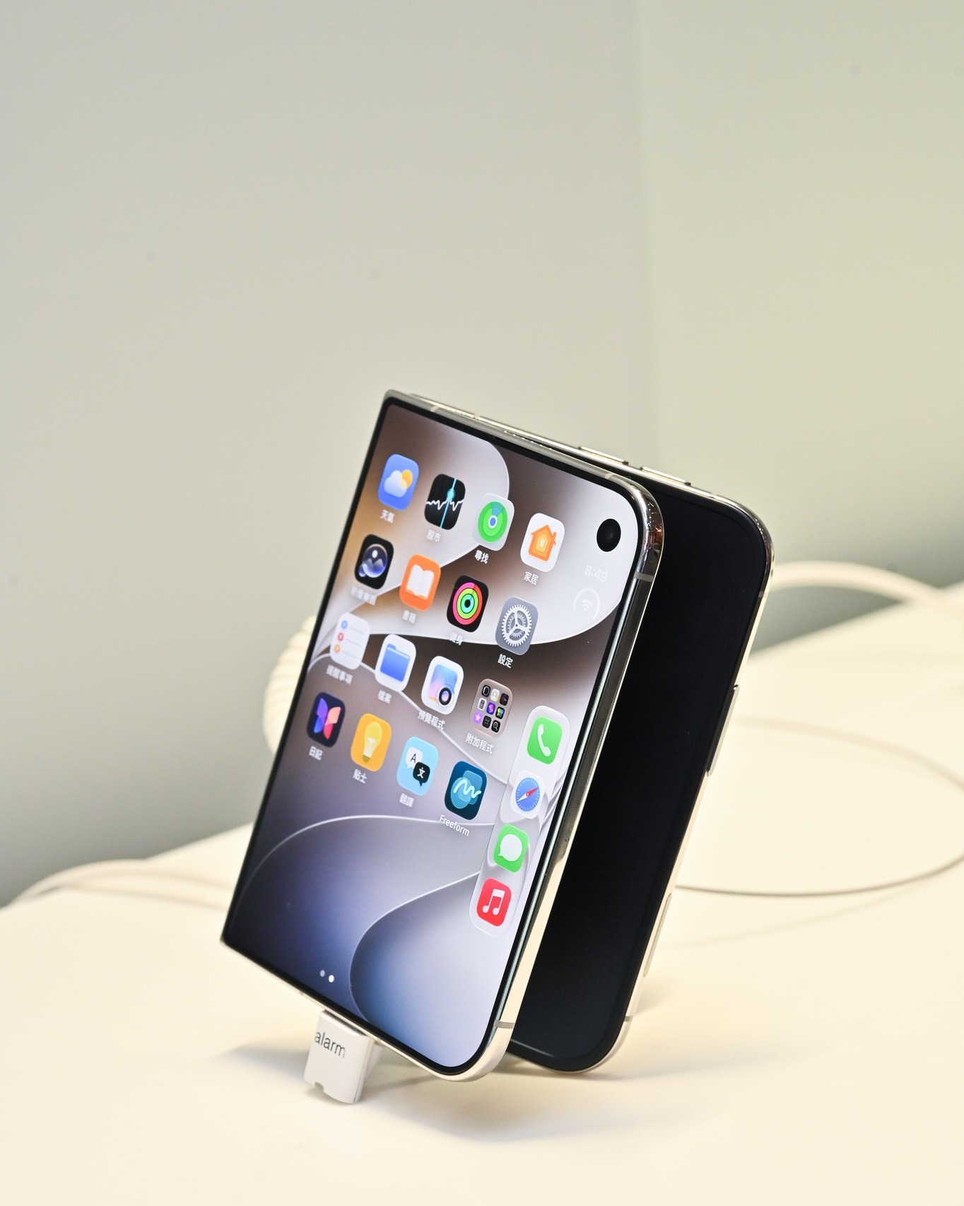 smartone — iPhone Duo with up to HK$4,000 off device price on SmarTone 5G plans, plus up to HK$6,700 trade-in credit, free screen protection, HK$500 iPad/accessory discount, and 36-month interest-free installment on Apple Watch.
