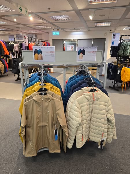 Haglöfs outdoor & casual wear sale with items from 70% off, plus tiered gifts with purchase.