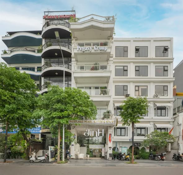 Trip.com — Hanoi 4-star hotel at 40% off from HK$193/night, includes breakfast.