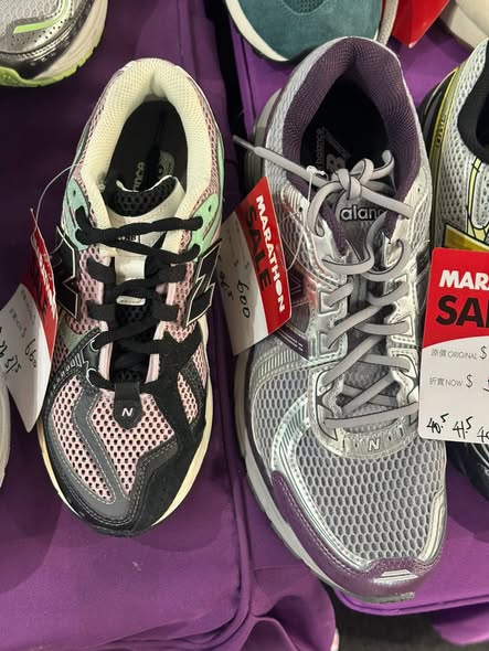 鞋履開倉特賣，精選貨品低至兩折。購買2件享9折，購買3件享8折優惠。
