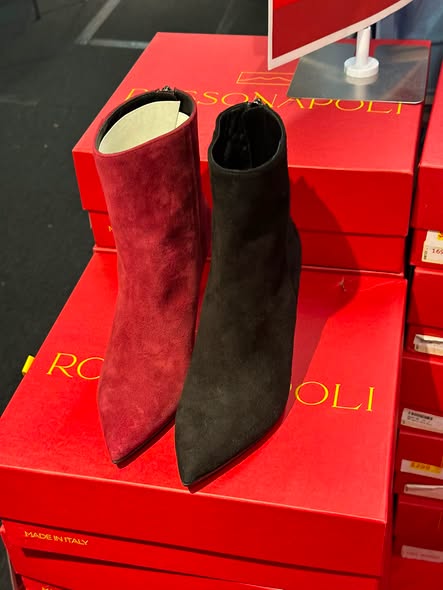 Times Square Bazaar — Luxury fashion and footwear clearance sale with prices from HK$99. Sunglasses from 30% off, with tiered discounts on select shoe brands.