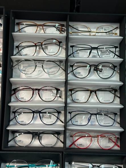 Times Square Bazaar — Luxury fashion and footwear clearance sale with prices from HK$99. Sunglasses from 30% off, with tiered discounts on select shoe brands.