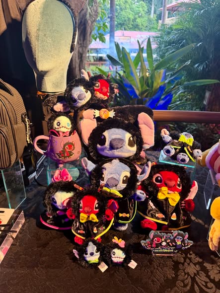 經 Trip.com 預訂香港迪士尼樂園2日門票低至HK$699起，9月30日前入園可獲贈2張HK$40商品優惠券。