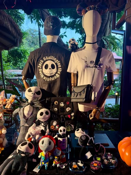 經 Trip.com 預訂香港迪士尼樂園2日門票低至HK$699起，9月30日前入園可獲贈2張HK$40商品優惠券。