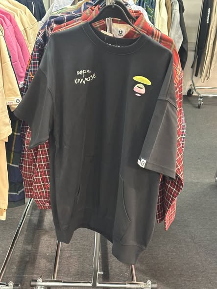 AAPE服飾低至5.5折。購買2件享9折，購買4件享85折。滿HK$1,000再減HK$100。