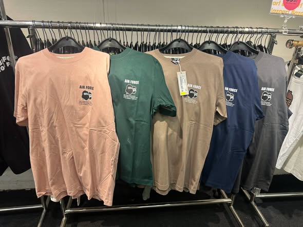 AAPE服飾低至5.5折。購買2件享9折，購買4件享85折。滿HK$1,000再減HK$100。