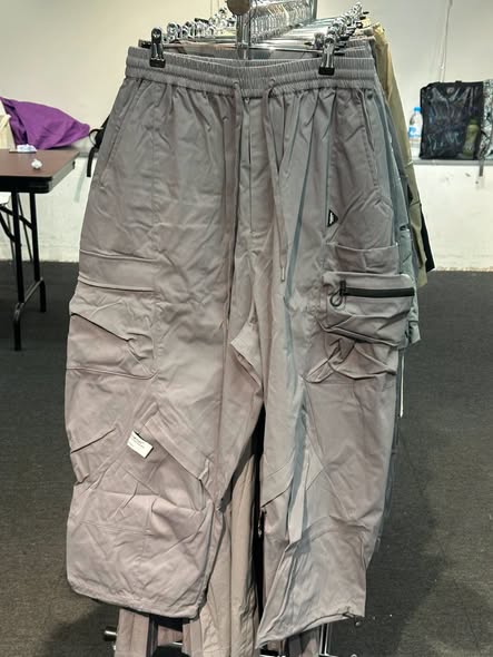 AAPE服飾低至5.5折。購買2件享9折，購買4件享85折。滿HK$1,000再減HK$100。